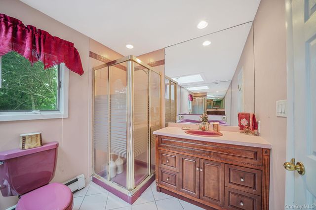 24 Oakdale Avenue, Farmingville, NY 11738