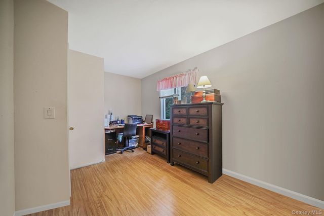 24 Oakdale Avenue, Farmingville, NY 11738