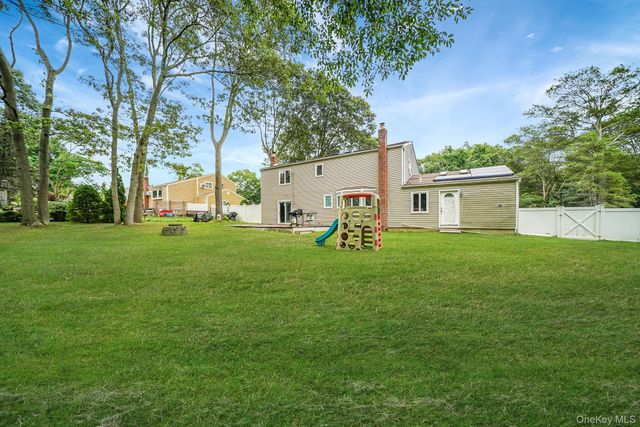 24 Oakdale Avenue, Farmingville, NY 11738