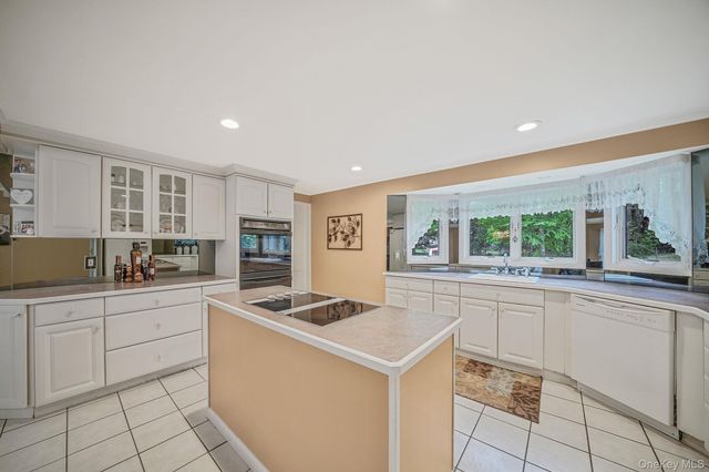 24 Oakdale Avenue, Farmingville, NY 11738