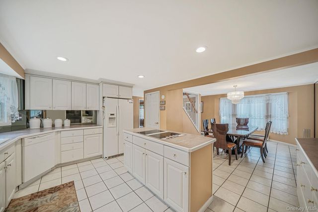 24 Oakdale Avenue, Farmingville, NY 11738