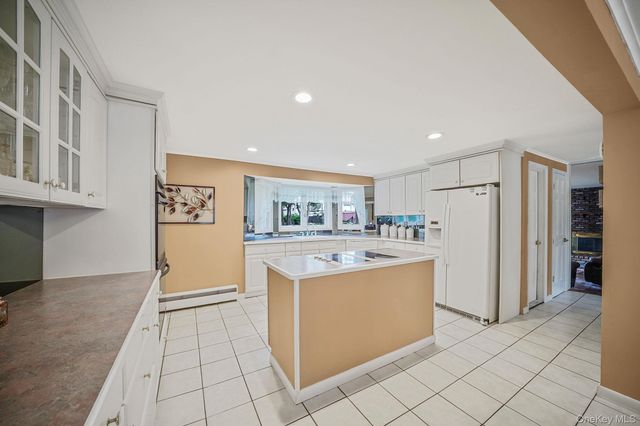 24 Oakdale Avenue, Farmingville, NY 11738