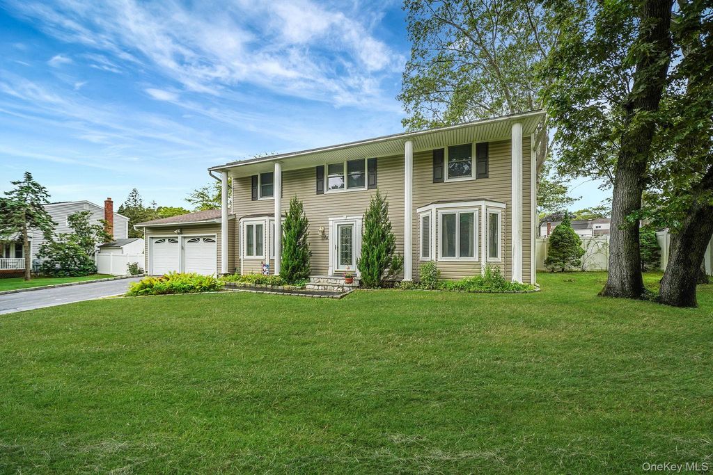 24 Oakdale Avenue, Farmingville, NY 11738