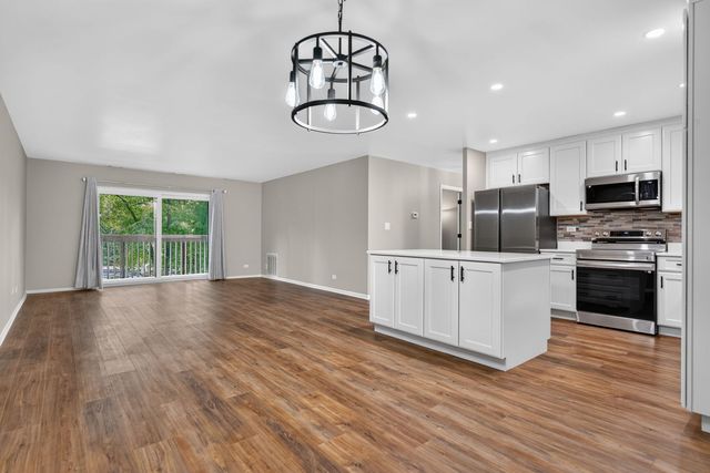 120 Lakeview Drive 208, Bloomingdale, IL 60108