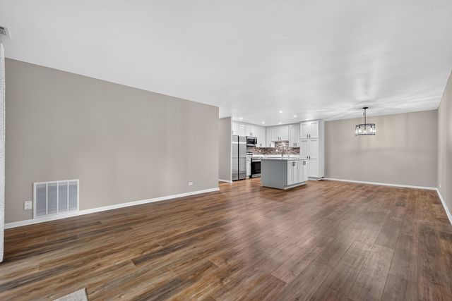 120 Lakeview Drive 208, Bloomingdale, IL 60108