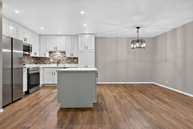 120 Lakeview Drive 208, Bloomingdale, IL 60108