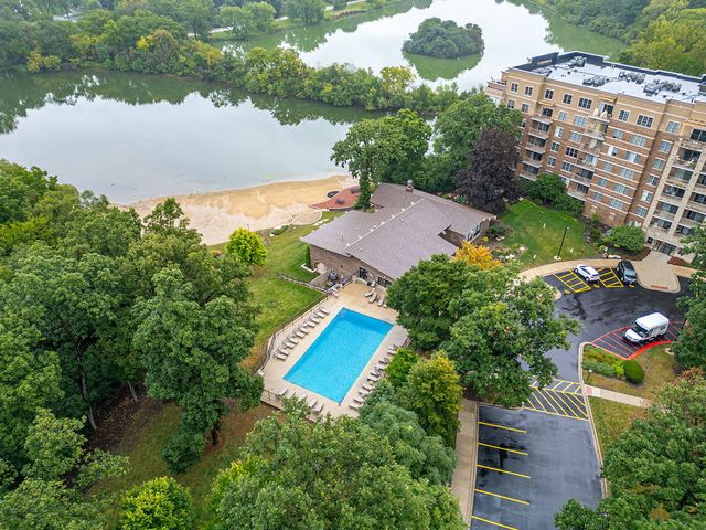 120 Lakeview Drive 208, Bloomingdale, IL 60108