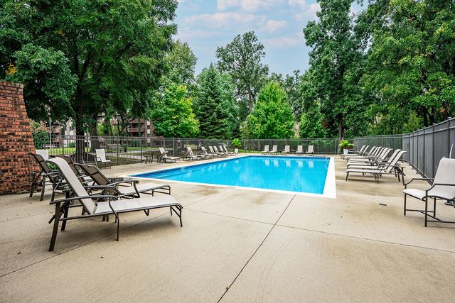 120 Lakeview Drive 208, Bloomingdale, IL 60108