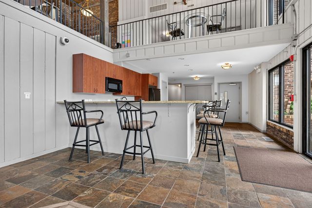 120 Lakeview Drive 208, Bloomingdale, IL 60108