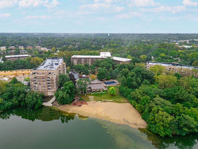 120 Lakeview Drive 208, Bloomingdale, IL 60108