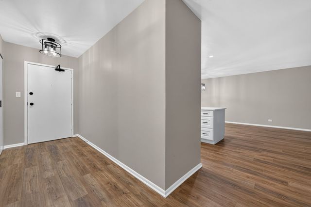 120 Lakeview Drive 208, Bloomingdale, IL 60108