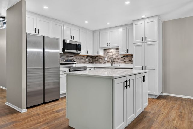 120 Lakeview Drive 208, Bloomingdale, IL 60108
