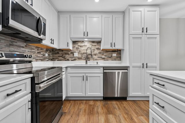 120 Lakeview Drive 208, Bloomingdale, IL 60108