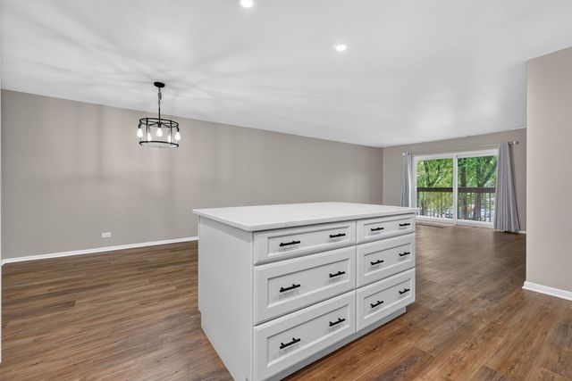 120 Lakeview Drive 208, Bloomingdale, IL 60108