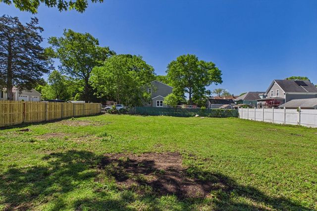 44 Wing Rd, Acushnet, MA 02743