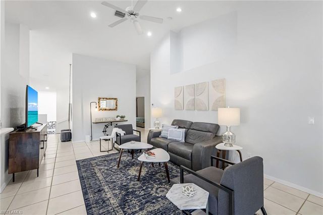 5360 Andover DR # 202, Naples, FL 34110