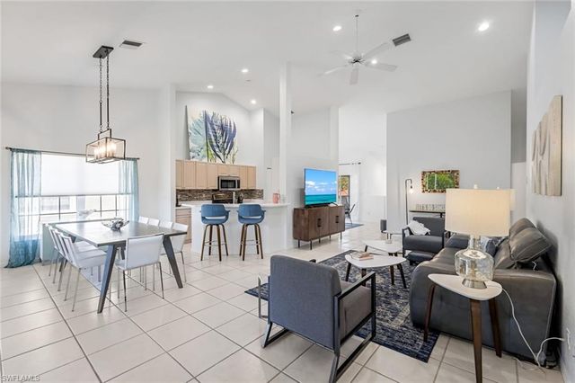 5360 Andover DR # 202, Naples, FL 34110