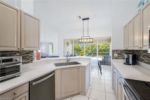 5360 Andover DR # 202, Naples, FL 34110