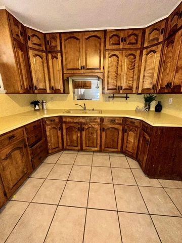 300 N Briscoe Avenue, Tulia, TX 7908