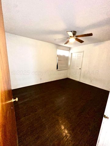 300 N Briscoe Avenue, Tulia, TX 7908