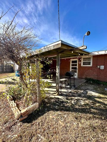 300 N Briscoe Avenue, Tulia, TX 7908