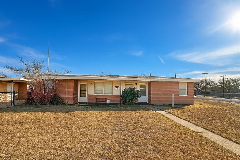 300 N Briscoe Avenue, Tulia, TX 7908