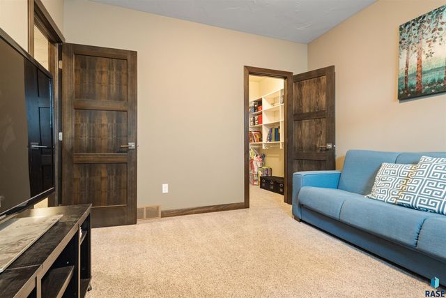 8900 E Basswood Ln Lane, Sioux Falls, SD 57110