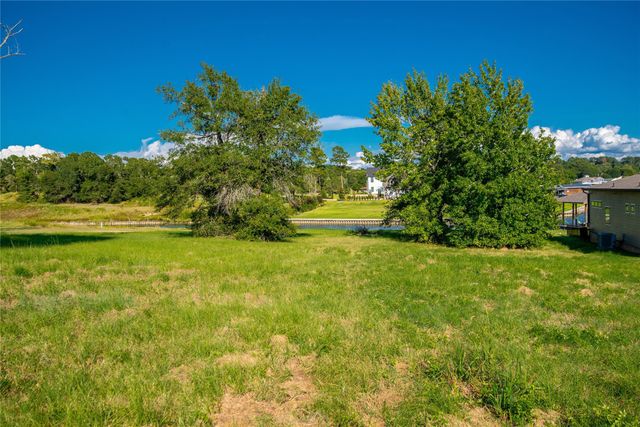 235 Peninsula Drive, Livingston, TX 77351