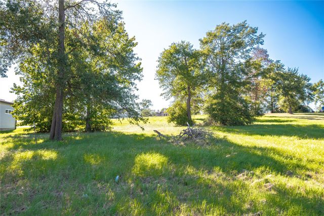 235 Peninsula Drive, Livingston, TX 77351