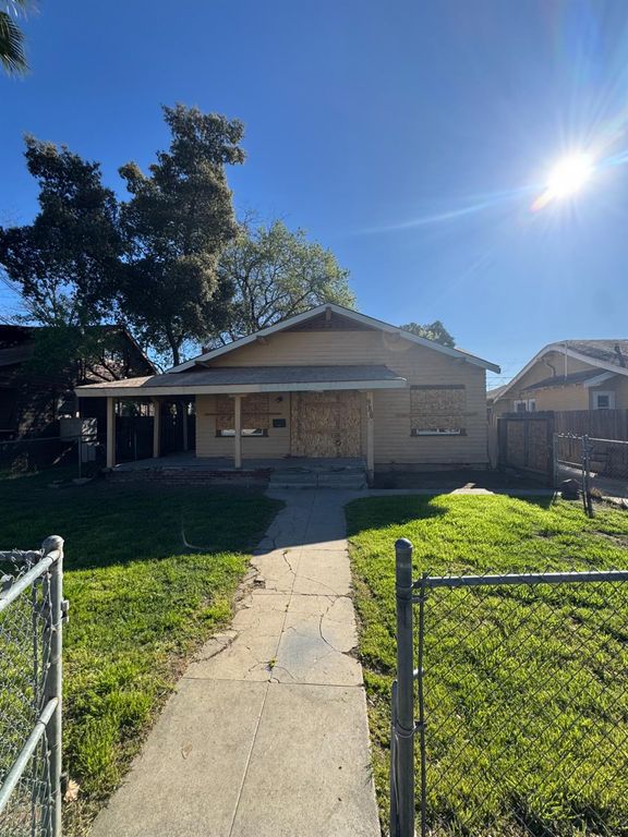 986 N Wilson Avenue, Fresno, CA 93728