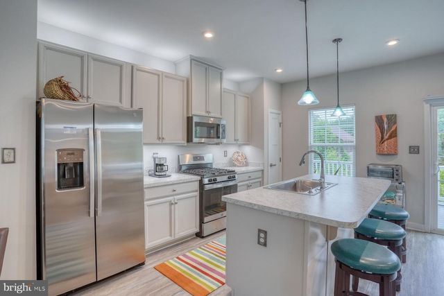2049 RIVERS DR, Newark, DE 19702