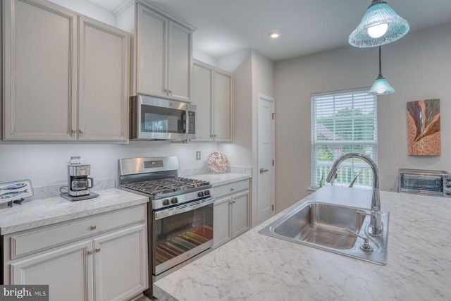 2049 RIVERS DR, Newark, DE 19702