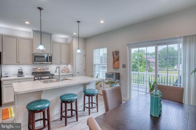2049 RIVERS DR, Newark, DE 19702