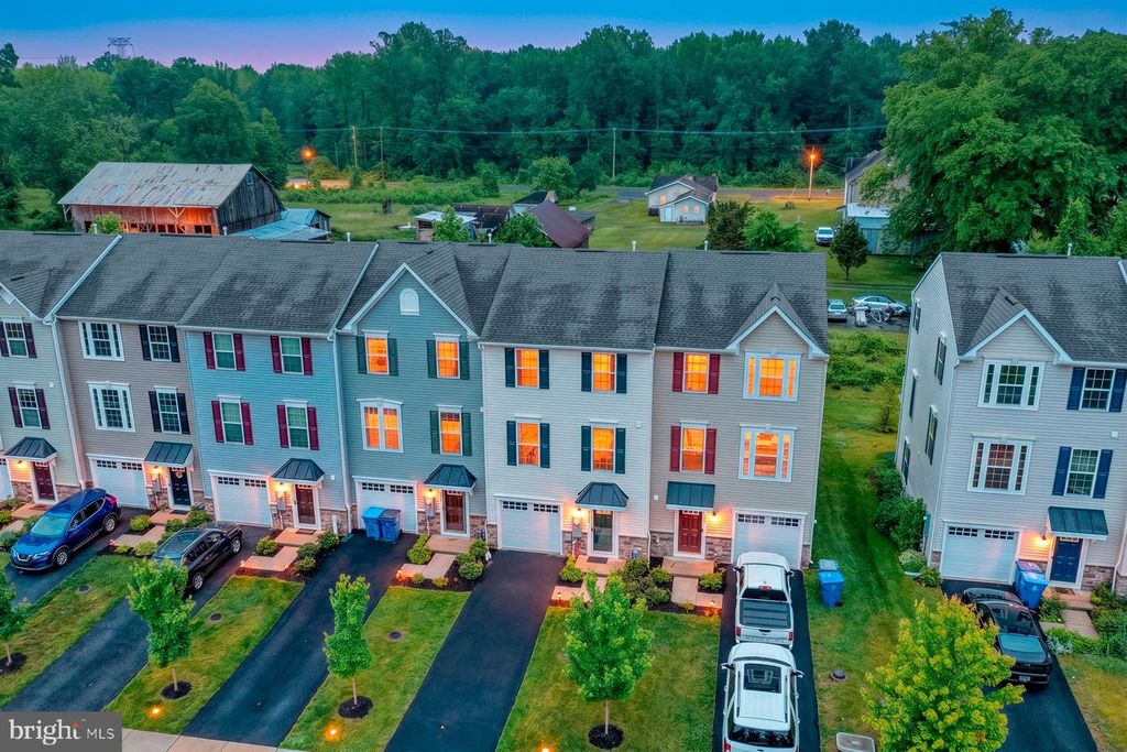 2049 RIVERS DR, Newark, DE 19702