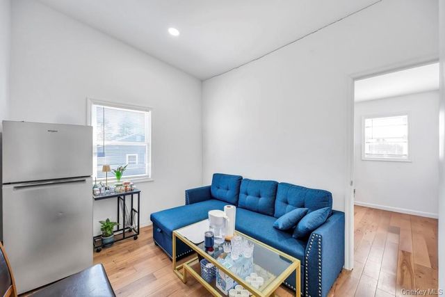 22 Bruce Lane, Farmingdale, NY 11735