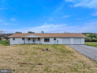 11223 VALLEY RD, Berkeley Springs, WV 25411
