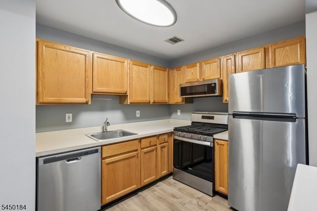 164 Cambridge Ct, Clifton City, NJ 07014