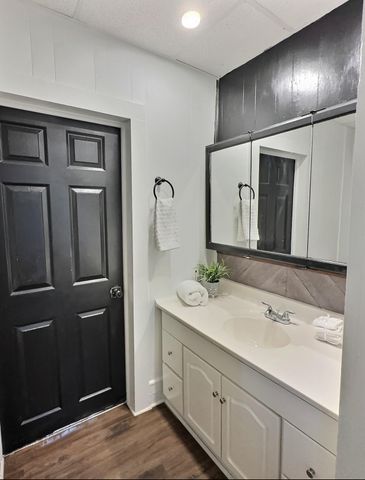 1239 N Main Street, Nevada, MO 64772