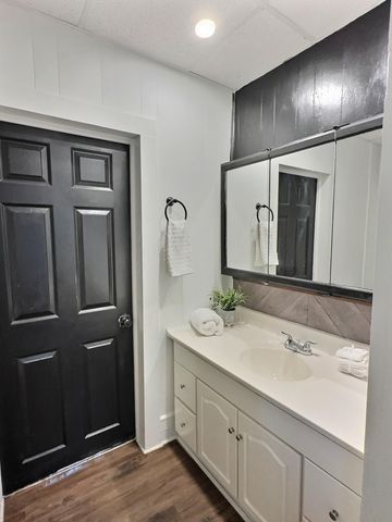 1239 N Main Street, Nevada, MO 64772