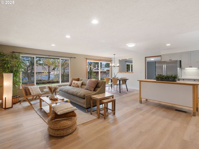 824 Se 207TH Ave, Gresham, OR 97030