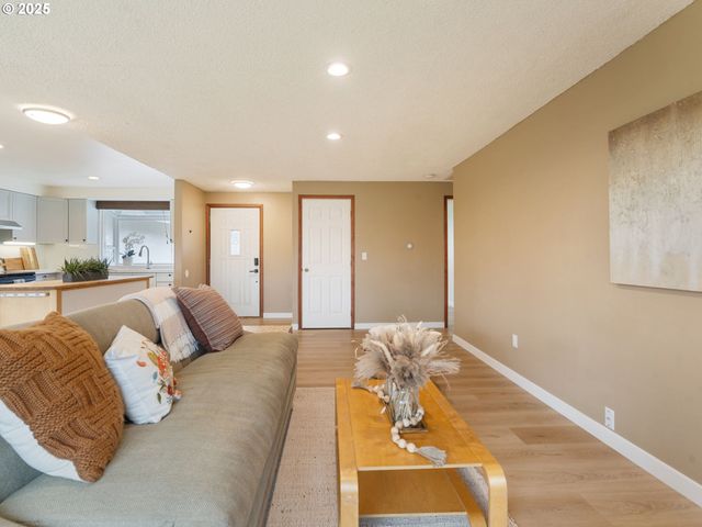 824 Se 207TH Ave, Gresham, OR 97030