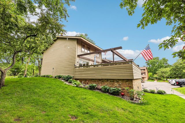 28 Birnamwood Drive, Burnsville, MN 55337