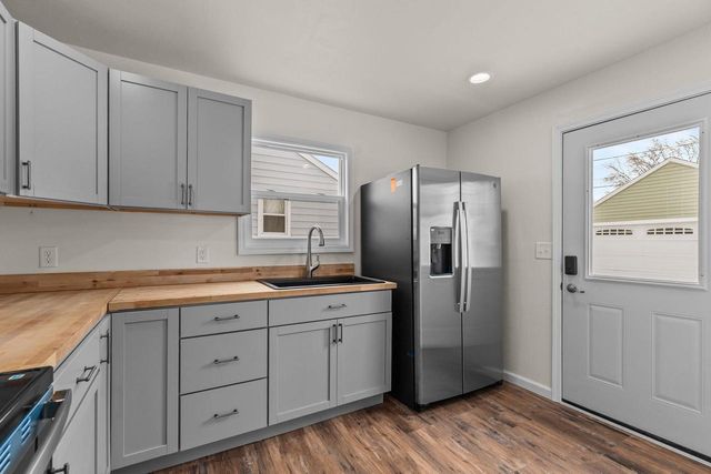 136 W CECIL STREET, Neenah, WI 54956