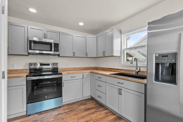 136 W CECIL STREET, Neenah, WI 54956