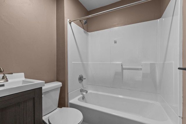 136 W CECIL STREET, Neenah, WI 54956