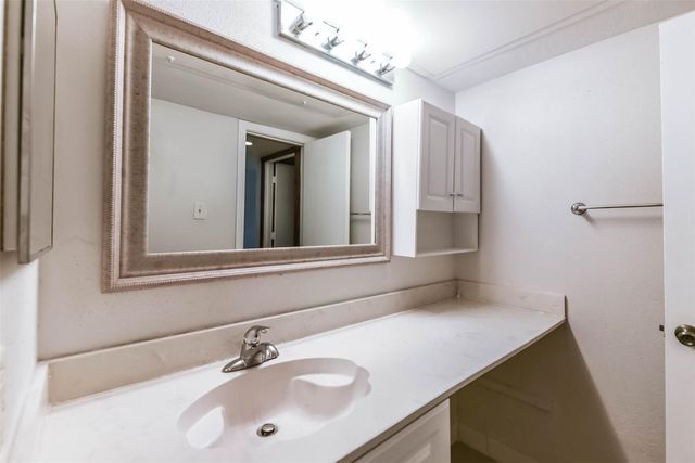 2100 Tanglewilde Street 637, Houston, TX 77063