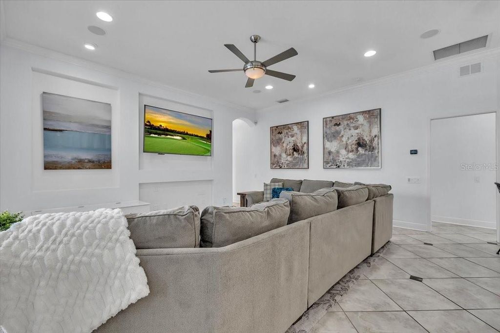 Image 13 of property listing at 709 COUNTRY MEADOWS WAY, Bradenton, FL 34212