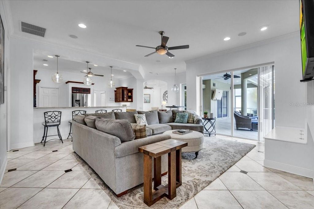 Image 15 of property listing at 709 COUNTRY MEADOWS WAY, Bradenton, FL 34212