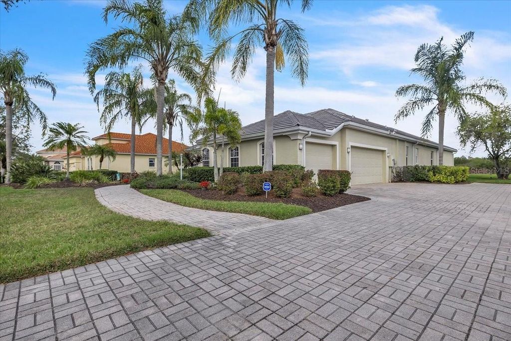 Image 6 of property listing at 709 COUNTRY MEADOWS WAY, Bradenton, FL 34212