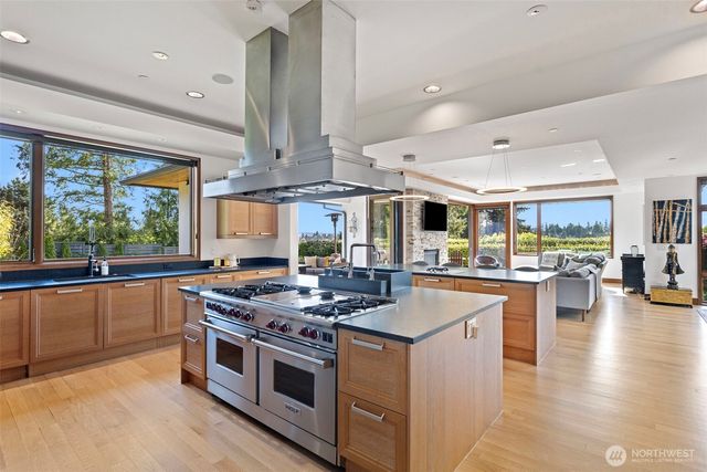 8631 NE 19th Place, Clyde Hill, WA 98004